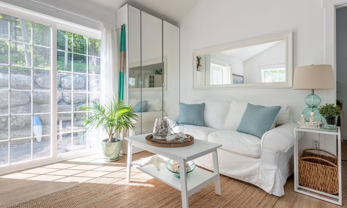 Mahone Bay Cottage | One bedroom fully equipped Mahone Bay luxury cottage