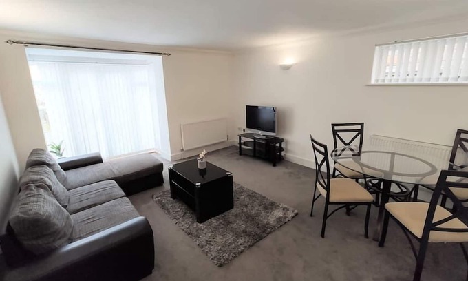Coulsdon West Apartment | ⭐ One bedroom ground floor apartment, free parking 🚗