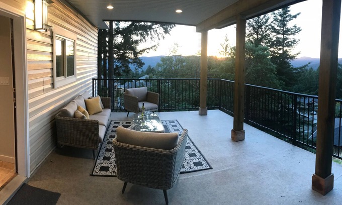 Victoria House | One bedroom, hilltop suite - beautiful and private!