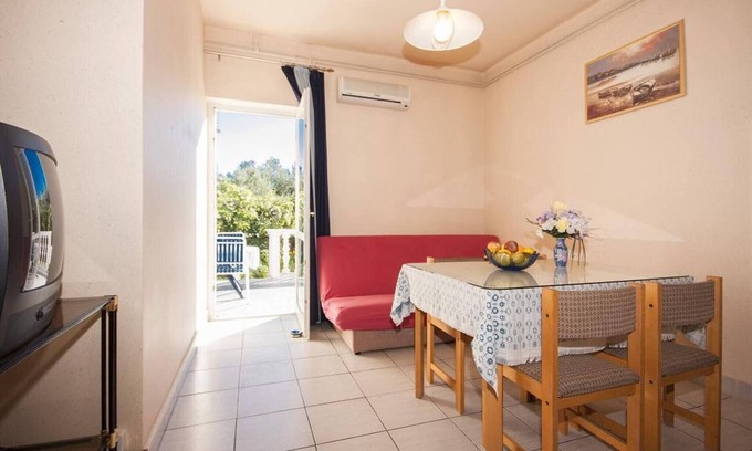 Brodarica Apartment | One-bedroom apartment near beach