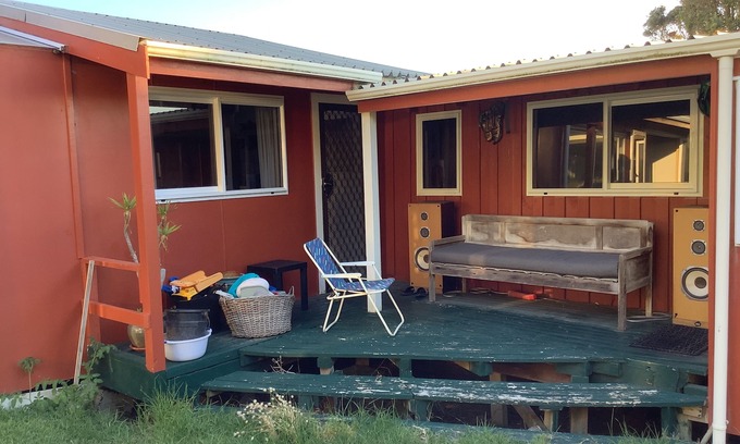 Glinks Gully House | One bedroom unit, over the dunes to the beach