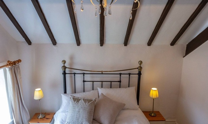 West Heslerton Apartment | One bedroomed holiday cottage that sleeps up to 2, with off road car parking and shared indoor pool