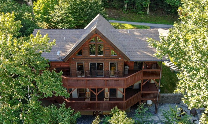 Sugar Mountain Cabin | One Day More - Stunning Sugar Mountain Cabin with VIEWS, hot tub, and Ping Pong!