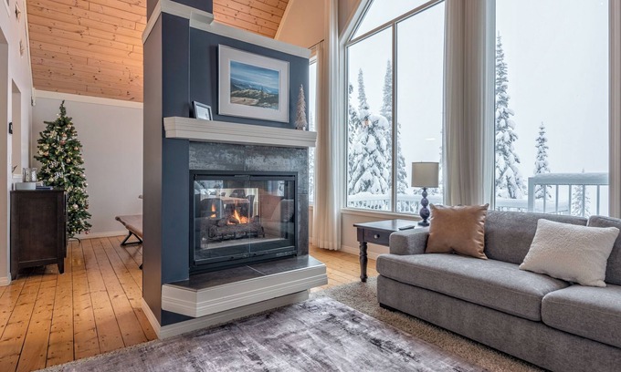 Silver Star Mountain Ski Chalet | One of a Kind Upscale Home w/Laundry, Private Hot Tub, media room & pet friendly