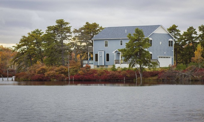 Long Pond House | One Of A Kind! Luxury Peninsula Lakefront House In Emerald Lakes, PA