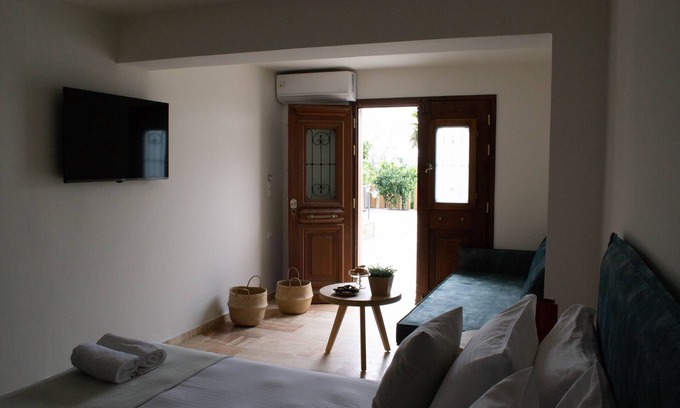 Agia Paraskevi Villa | Oniropetra Luxury Suites