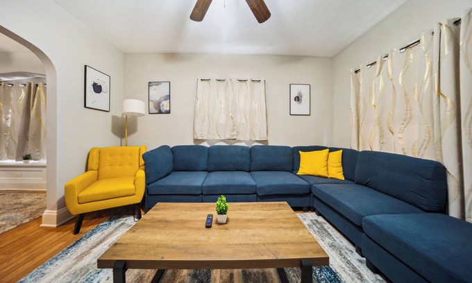 Old Brooklyn House | ONLY 10 min to Cleveland Clinic