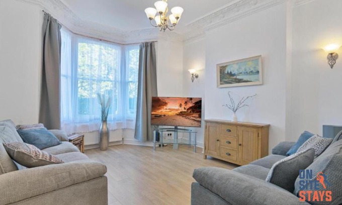 Hillside Apartment | OnSiteStays - Tranquil 2 Bedroom Apartment with Large Kitchen, Private Garden near Wimbledon Station