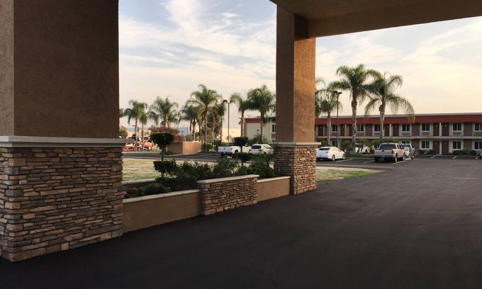 Montclair Hotel | Ontario Inn & Suites