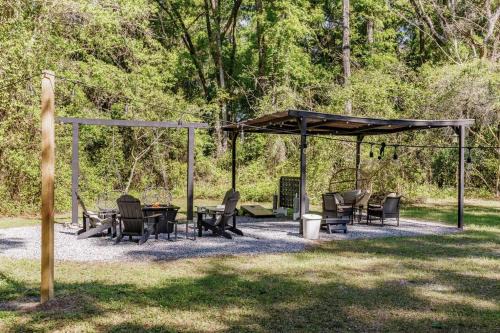 Williston House | Onyx Oasis - Devils Den - Huge Yard & Pet Friendly - Sleeps 5