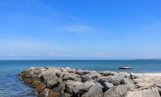Clearwater Beach House | Open Breezy Bungalow with Beach Access By Summer