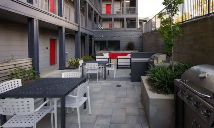 Forest Park Apartment | Optimum - Groovy Sanctuary!