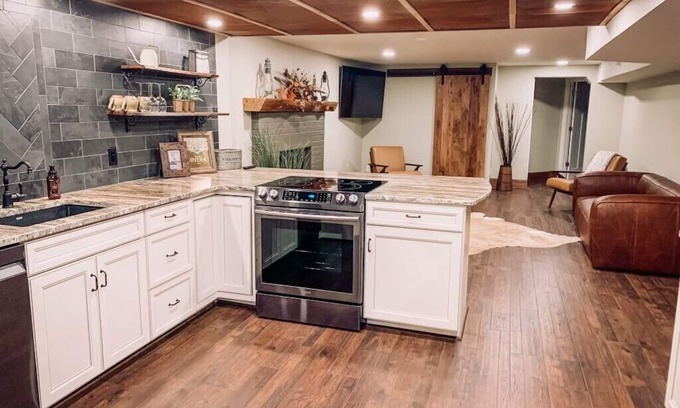 Monroe Apartment | [Optional Hot Tub] Farmhouse style apartment - newly renovated