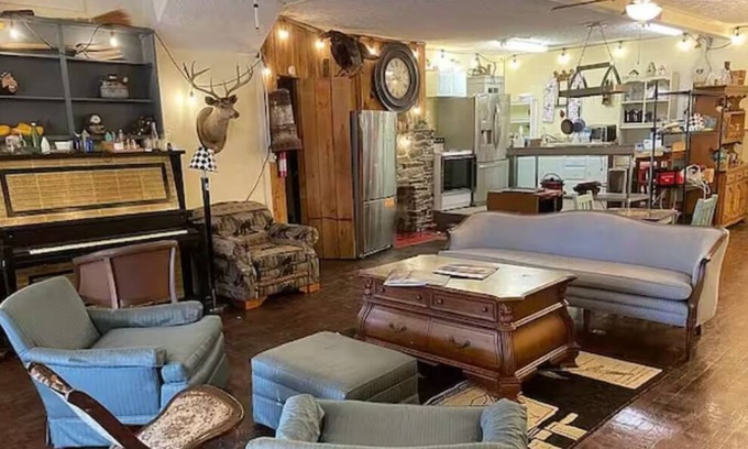 Salem House | Opulence | Rustic Farmhouse Haven Sleeps 12
