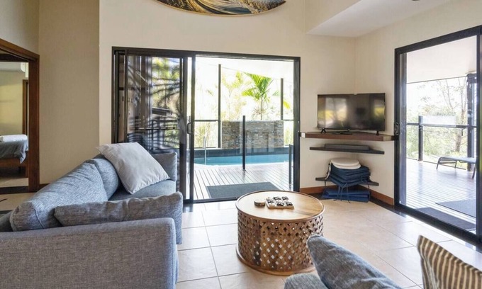 Mooloolah Valley House | Opulent Oasis: Exclusive Getaway for 9