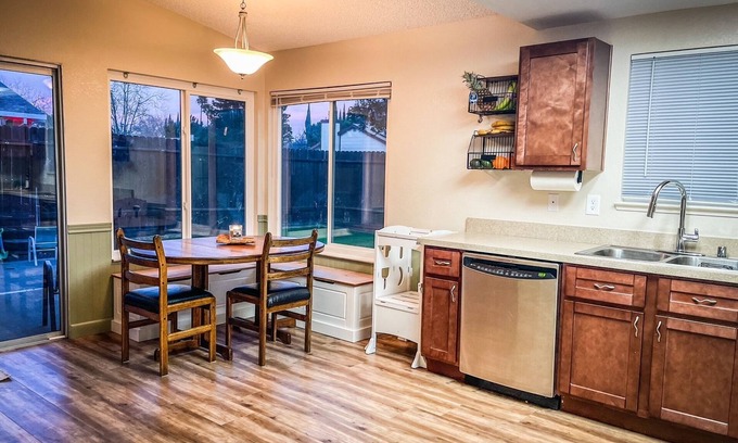 Vacaville House | Orange Blossom Bungalow - 2/2 Lush Yard+Kids Toys!