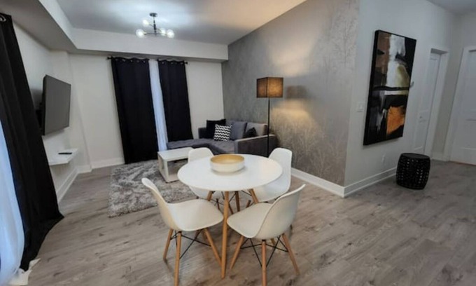 Niagara Falls House | Orange Blossom - Entire Modern Townhouse - 5 min to Falls