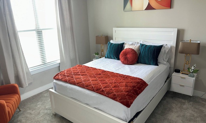 Dallas Apartment | Orange moon 1-bedroom apartment w/queen Sofa bed in the Heart Of Dallas!