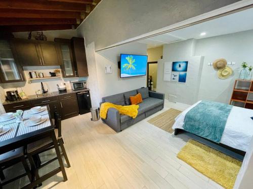 Coral Way Apartment | Orange You Glad you came