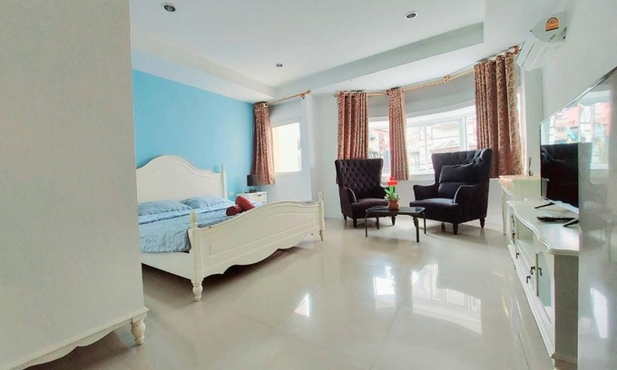 Pattaya Bay House | Orca Guest House and Bar