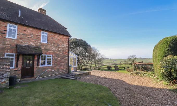 Hartwell Cottage | ORCHARD COTTAGE, family friendly, with open fire in Ashendon