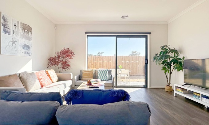 Melton South House | Orchard Green Home/Near Melton Station/Shopping