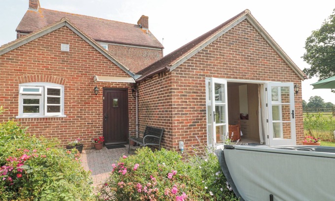 Moreton Cottage | ORCHARD VIEW, family friendly, with hot tub in Hartpury