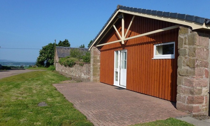 Kinross Cottage | Orchard View; Spacious 4 bed cottage in rural country location. Single storey