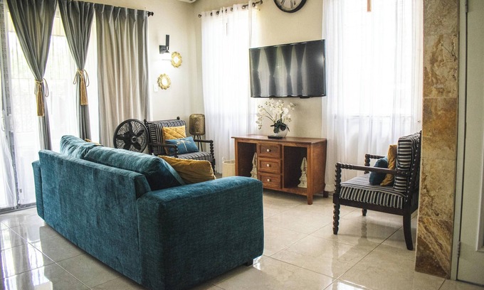 Mona Heights House | Orchid Home - Charming 2-bedroom house with WiFi and AC in Kingston 6