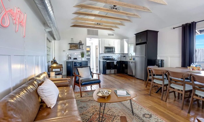 Downtown House | Oregon · Vintage Bungalow - Heart of Downtown Chandler