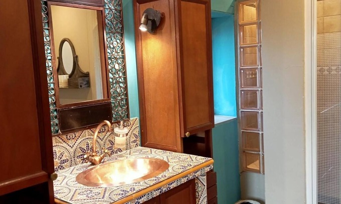 Villeneuve-les-Montreal Bed & Breakfast | 'Oriental' Room with Shared Pool, Wi-Fi and Air Conditioning - Villeneuve-lès-Montréal