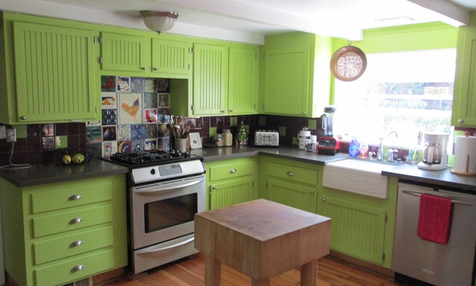 Blue Heron House | ORIGINAL 1927 COZY LAKEFRONT BUNGALOW WITH WRAP AROUND PORCH