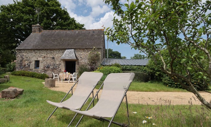 Plouguenast House | original house in the valley of Lié