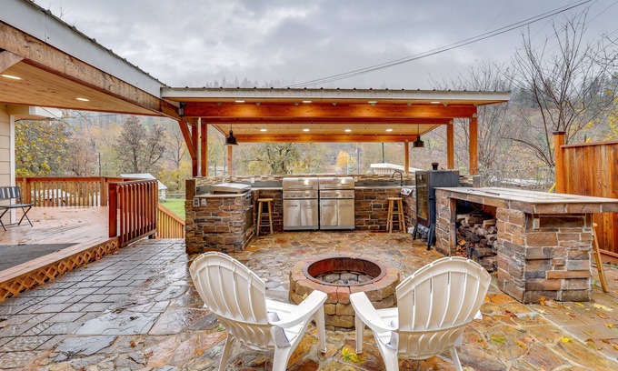 Ahsahka Cottage | Orofino Cottage - Patio, Hot Tub & Outdoor Kitchen