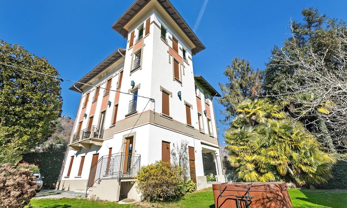 Lesa Apartment | Ortensia Apartment in Villa Jejia, Lesa, Italy