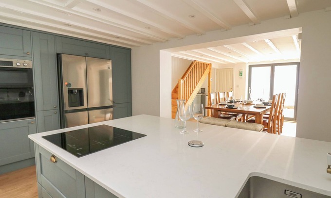 Rhayader House | OSBORNE HOUSE, pet friendly, with a garden in Rhayader