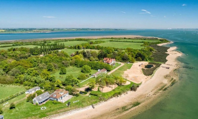 Maldon Cottage | Osea Island: Elegant Cottage