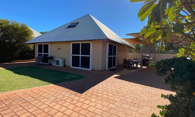 Exmouth Villa | Osprey Holiday Village Unit 103/2 Bedroom apartment in complex with a pool
