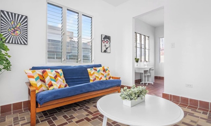Sagrado Corazon Apartment | Otium | King Sized | Free Snacks | Pet Friendly