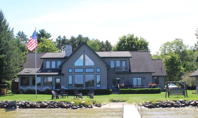 Gaylord House | Otsego Lakefront/Family/Groups/Color Change/Golf Outings/Snowmobile!