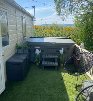 Swarland Resort | Otters Rural Retreat - Private Hot-Tub & Free Golf for guests included