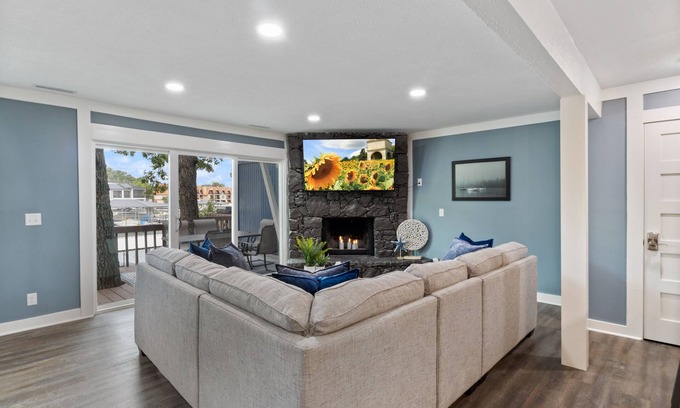 Lake Ozark Condo | Our Cove Retreat - Perfect for Wave-Free Swimming, Tanning & Prime Location Fun!