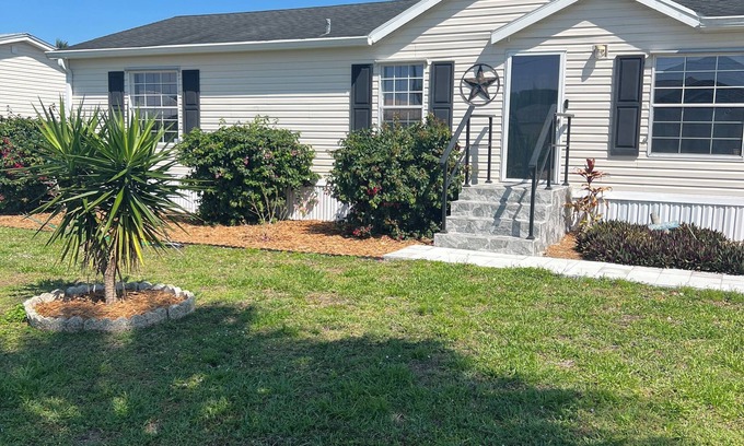Taylor Creek House | “Our Lakeside Oasis” is a Cozy 2-bedroom house in charming Okeechobee.