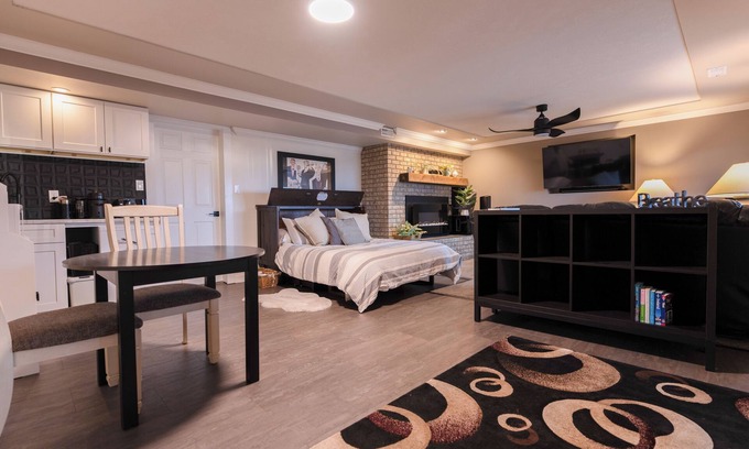 Campbell River Apartment | Our Studio offers cozy, spacious, accommodation in a superb location.