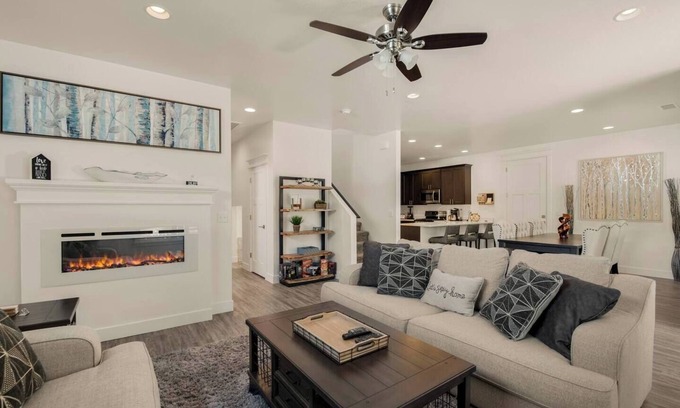 Kachina Village House | Outdoor Entertainment, Hot Tub, Modern, Quiet
