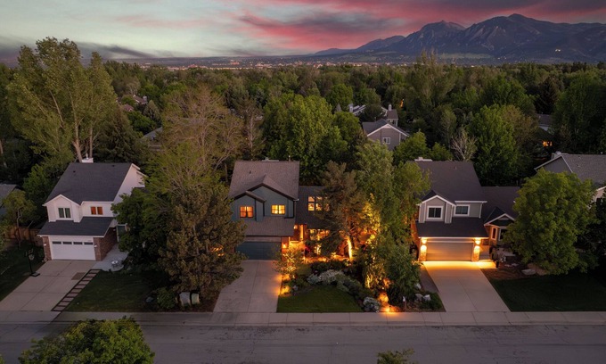 Boulder House | Outdoor Living! Hot Tub+Fire Pit+Gardens+GameRoom! Close to it ALL!
