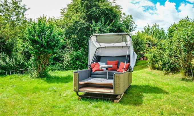 Belau House | Outdoor lounge on Lake Belau