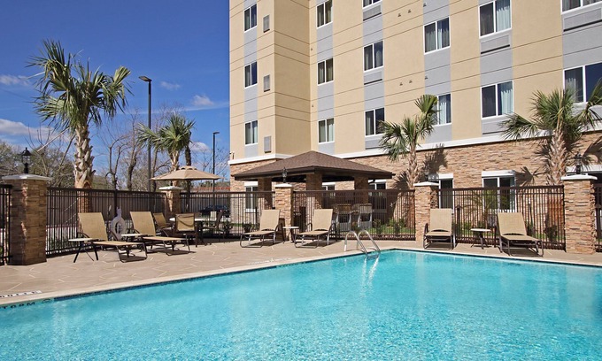 Braeswood Place Condo | Outdoor Pool + Free Breakfast + 24 Hour Fitness Center | Near Houston Medical Center
