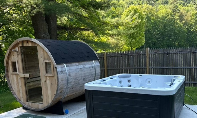 Glendale House | Outdoor Sauna, Hot tub, Fire Pit, Dogs Welcome!