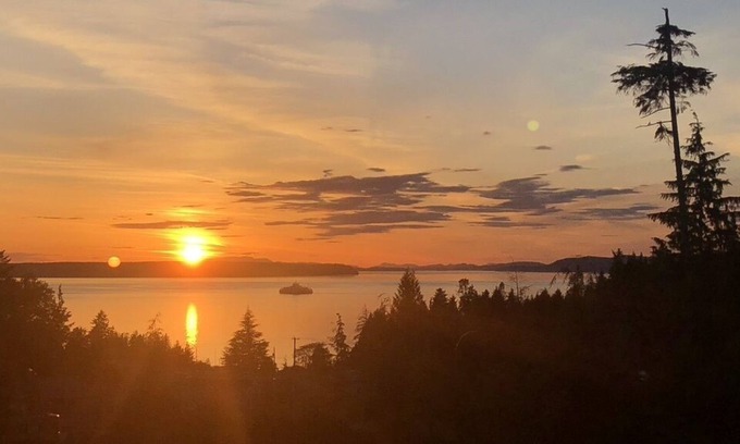 Powell River House | Outdoor space, a view, and pet friendly!